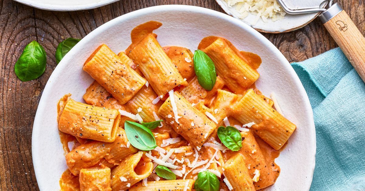 Rigatoni alla vodka con albahaca fresca