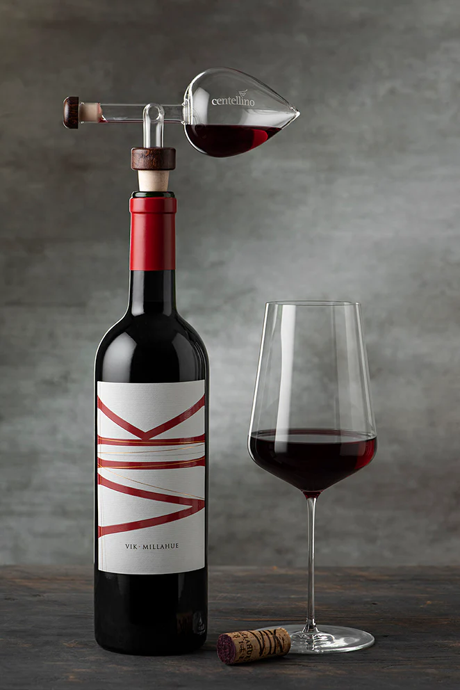 Botella de vino VIK Millahue con copa de vino tinto